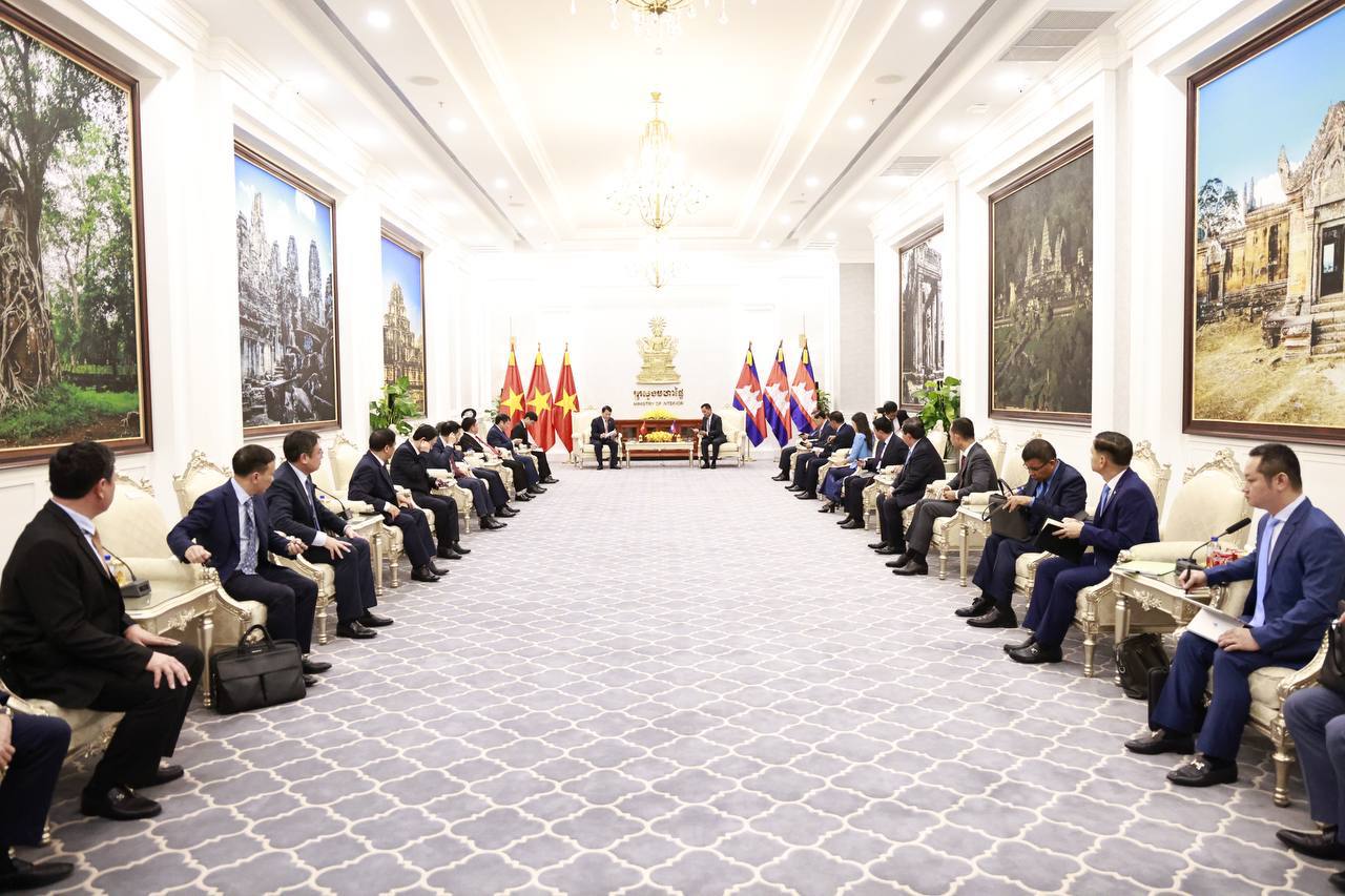 EDAAAB73-4F43-4186-A4AA-B068CC7780A3