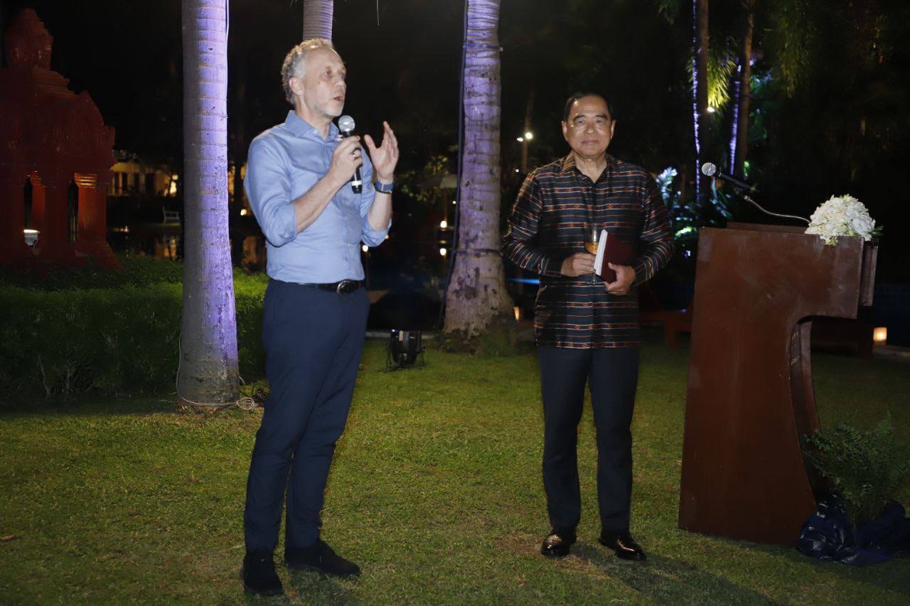 65612438-57D7-4D40-8E84-E7E48225E777